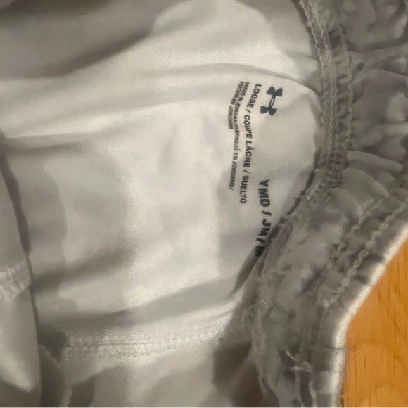 Under Armour shorts- never worn but tags ripped off - Picture 2 of 2